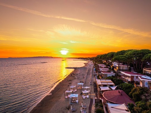 Il Resort Golfo del Sole con il suo ristorante sulla spiaggia La Duna al tramonto.