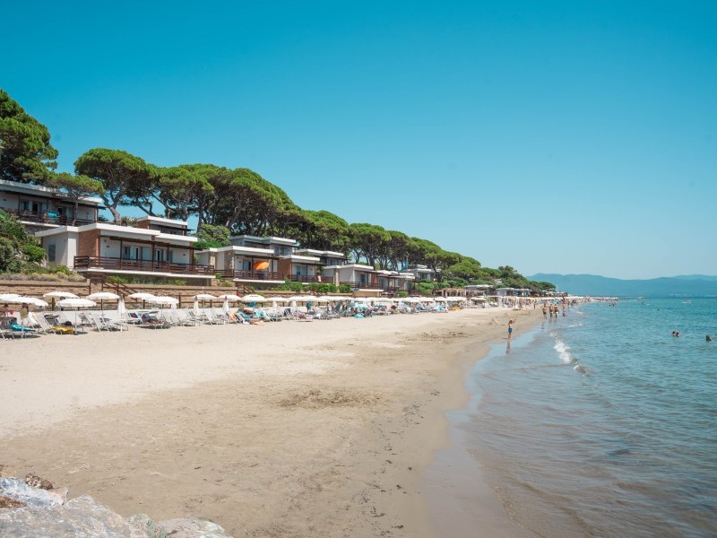 Der lange Privatstrand des Resorts Golfo del Sole bei Follonica in der Toskana