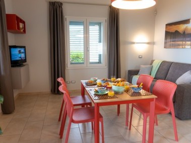 Wohnzimmer mit Essbereich - Golfo del Sole