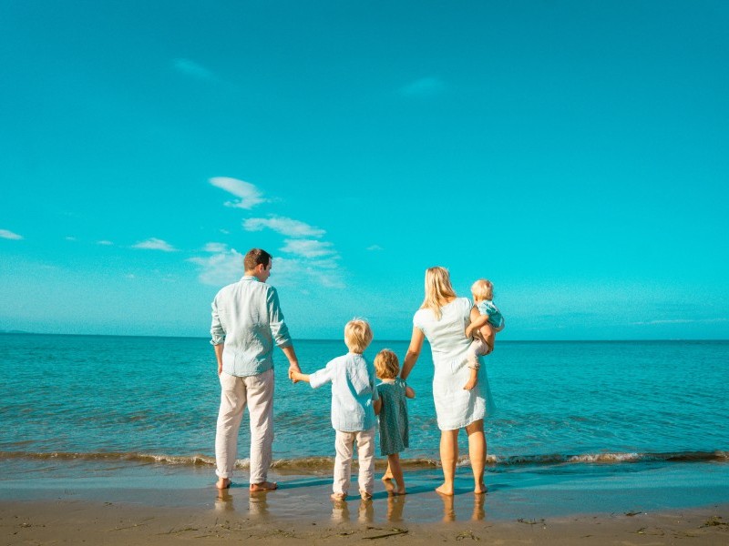 Die Familie geniesst das Meer und den flachen Strand des Resorts Golfo del Sole in Follonica