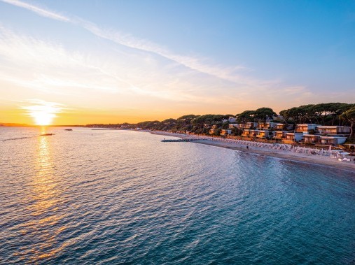 Il resort Reka Golfo del Sole in Toscana al crepuscolo, vista dal mare.
