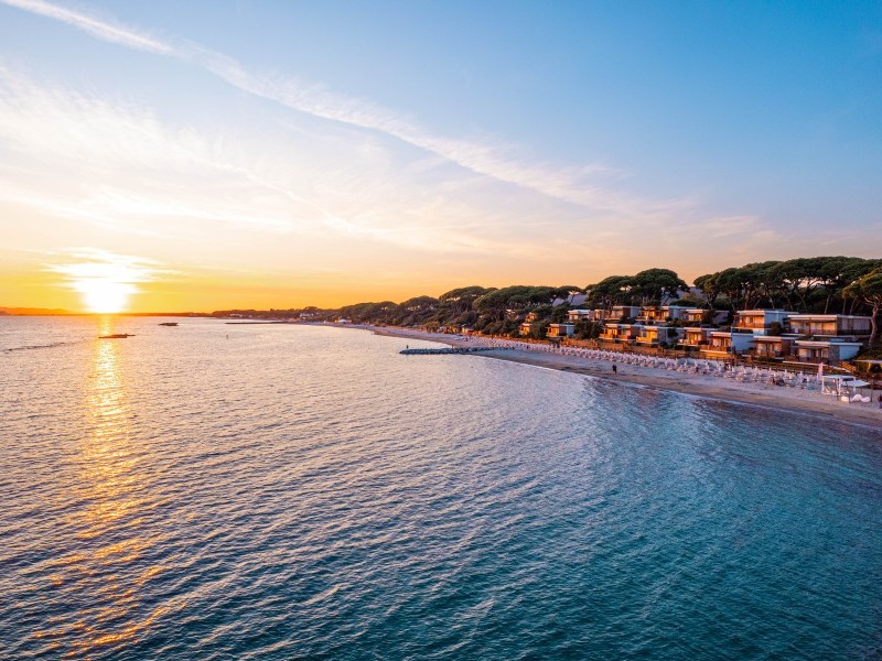 Das Reka-Resort Golfo del Sole in der Toskana im Abendlicht, Blick vom Meer.