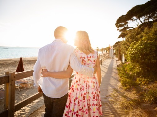 Momenti romantici durante una passeggiata sulla spiaggia