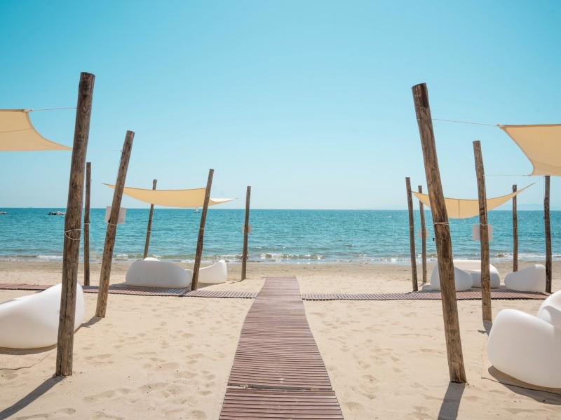 Meerblick von der Beach Bar und dem Strandrestaurant La Duna im Resort Golfo del Sole bei Follonica in der Toskana.