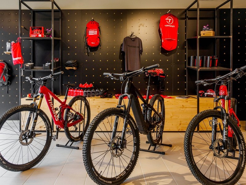 Bikestation mit Shop, Werkstatt, Waschplatz und Mietvelos