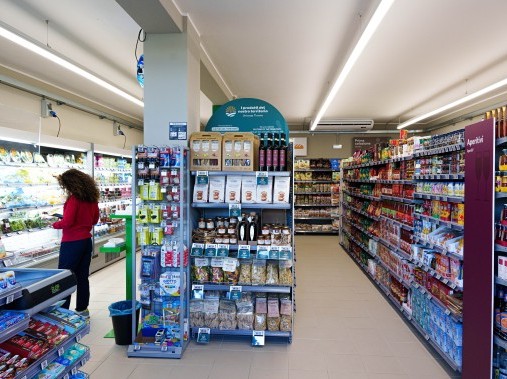 Fare la spesa per tutti i giorni - il fornitissimo negozio Coop del resort