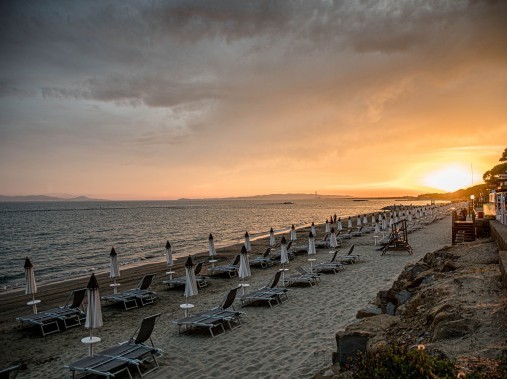 Coucher de soleil sur la plage du Resort Reka Golfo del Sole à Follonica