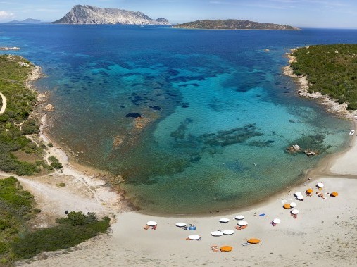 Strand ganz in der Nähe der Ferienwohnung - Grande Baia Resort San Teodoro