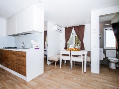 Küche mit Wohnzimmer - Holiday Resort Zaton Camping