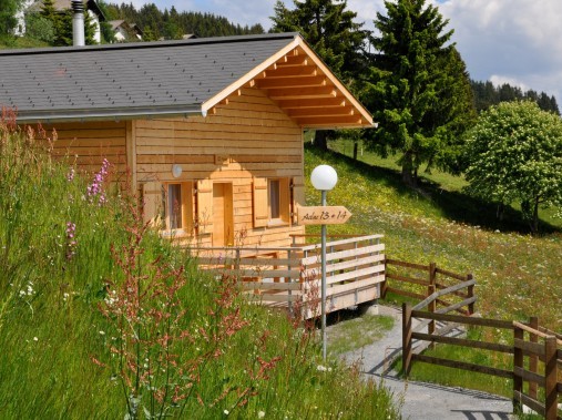 Aussenansicht im Sommer - Maiensässresort Aclas Heinzenberg