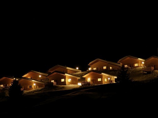 Aussenansicht in der Nacht - Maiensässresort Aclas Heinzenberg