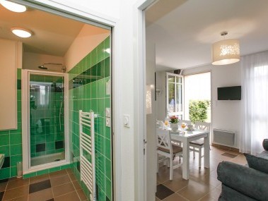 Soggiorno con zona pranzo - Odalys Résidence Le Château de Kergonano