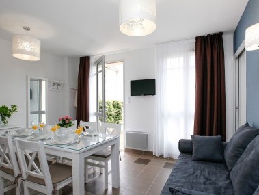 Soggiorno con zona pranzo - Odalys Résidence Le Château de Kergonano