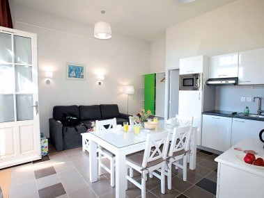 Soggiorno con zona pranzo - Odalys Résidence Le Château de Kergonano