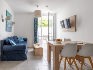 Living room with dining area - Odalys Résidence Rêve d'île
