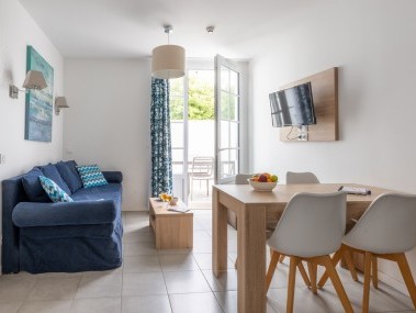 Living room with dining area - Odalys Résidence Rêve d'île