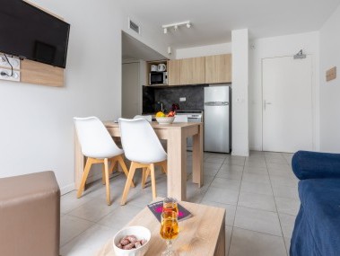 Living room with dining area - Odalys Résidence Rêve d'île