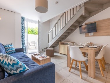 Living room with dining area - Odalys Résidence Rêve d'île