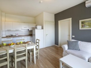 Küche mit Wohnzimmer - Park Residence Il Gabbiano