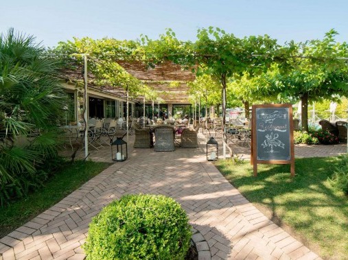 Espace restaurant avec terrasse - Park Residence Il Gabbiano