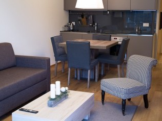 Küche mit Essbereich - Peaks Place Apartments