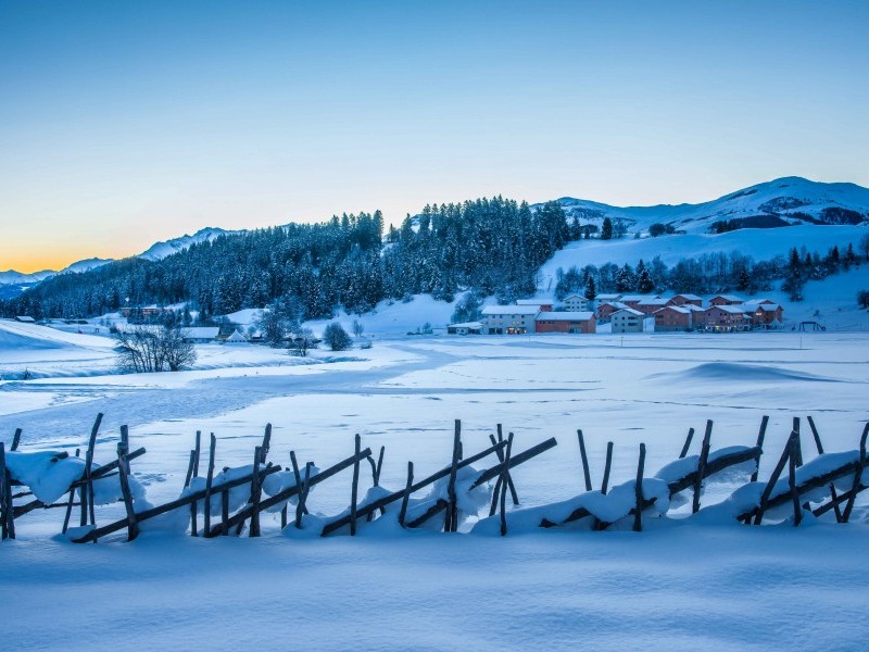 Exterior view in winter - Pradas Resort