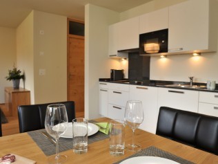 Küche mit Essbereich - PRIVÀ Alpine Lodge