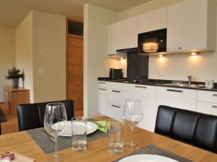 Küche mit Essbereich - PRIVÀ Alpine Lodge