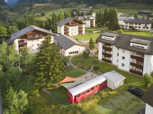 Aussenansicht im Sommer - Reka-Feriendorf Bergün