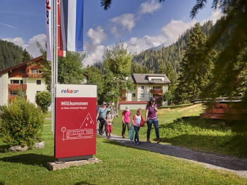 Aussenansicht im Sommer - Reka-Feriendorf Bergün