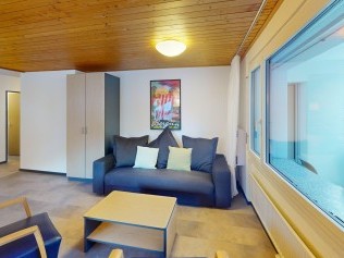 Wohnzimmer mit Essbereich - Reka-Feriendorf Bergün