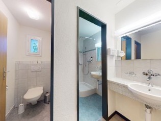 Badezimmer - Reka-Feriendorf Bergün