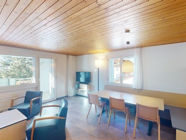 Wohnzimmer mit Essbereich - Reka-Feriendorf Bergün