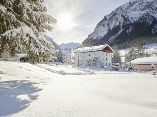 Aussenansicht im Winter - Reka-Feriendorf Bergün