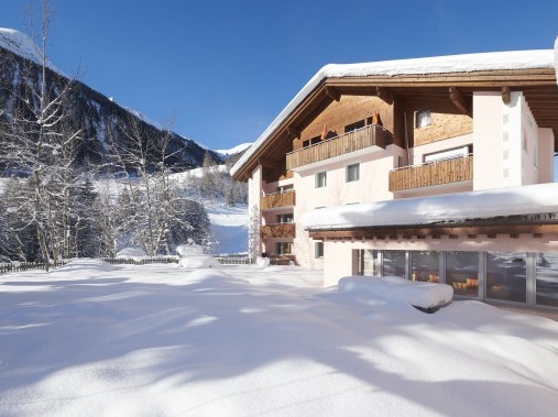 Aussenansicht im Winter - Reka-Feriendorf Bergün