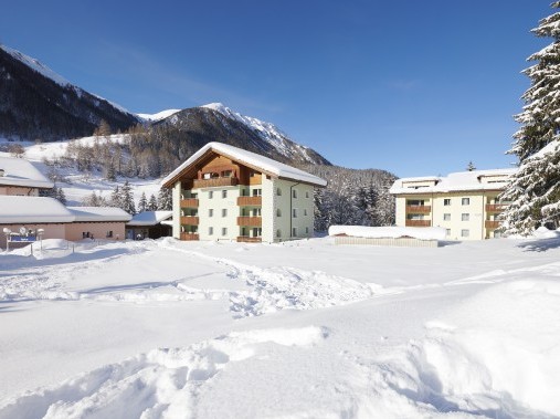 Aussenansicht im Winter - Reka-Feriendorf Bergün