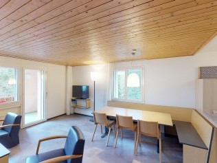 Wohnzimmer mit Essbereich - Reka-Feriendorf Bergün