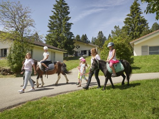 Vue extérieure en été - Village de vacances Reka Montfaucon