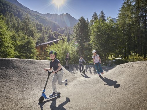 Jeux et rires pour toute la famille garantis - Village de vacances Reka Zinal
