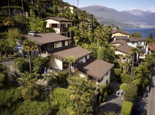 Aussenansicht im Sommer - Reka-Ferienhaus Brissago