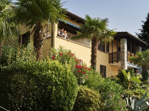Aussenansicht im Sommer - Reka-Ferienhaus Brissago