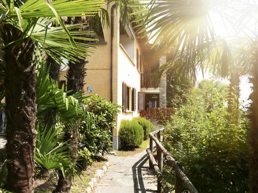 Aussenansicht im Sommer - Reka-Ferienhaus Brissago
