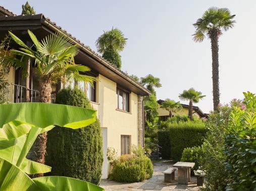 Aussenansicht im Sommer - Reka-Ferienhaus Brissago
