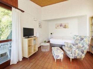 Wohnzimmer mit Schlafbereich - Reka-Ferienanlage Brissago