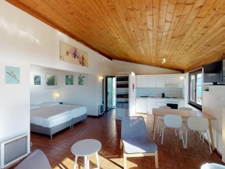 Wohnzimmer mit Essbereich - Reka-Ferienanlage Brissago