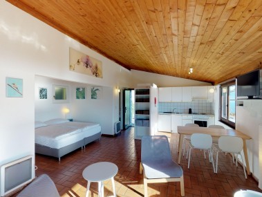 Wohnzimmer mit Essbereich - Reka-Ferienanlage Brissago