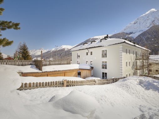 Aussenansicht Winter - Reka-Ferienhaus Madulain