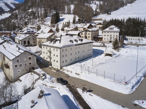 Aussenansicht Winter - Reka-Ferienhaus Madulain