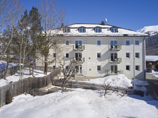 Aussenansicht Winter - Reka-Ferienhaus Madulain