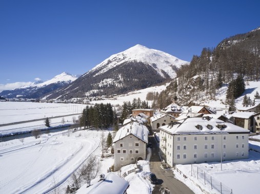 Aussenansicht Winter - Reka-Ferienhaus Madulain